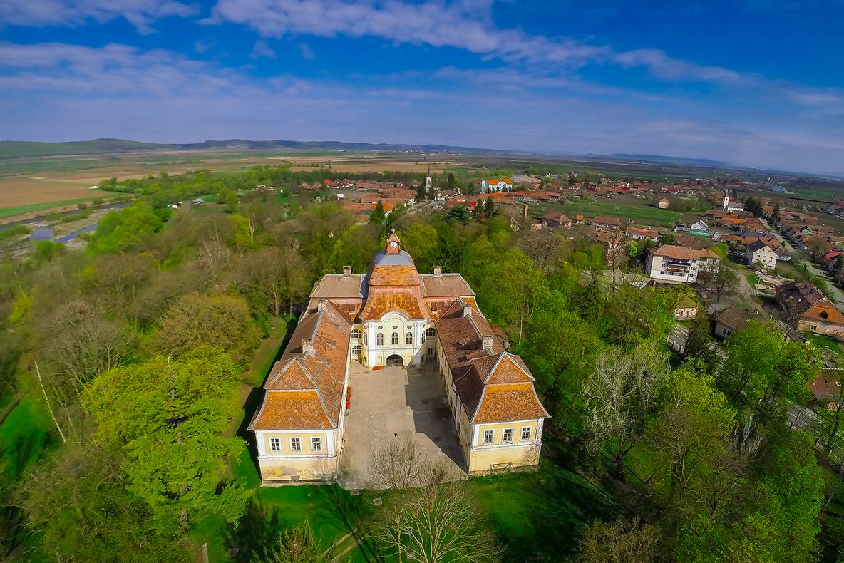 Zeci de specialiști au studiat valorile Domeniului Teleki din Gornești