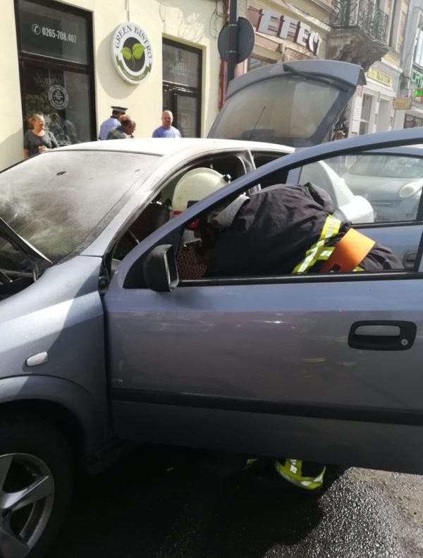 FOTO: O mașină a luat foc pe strada Călărașilor