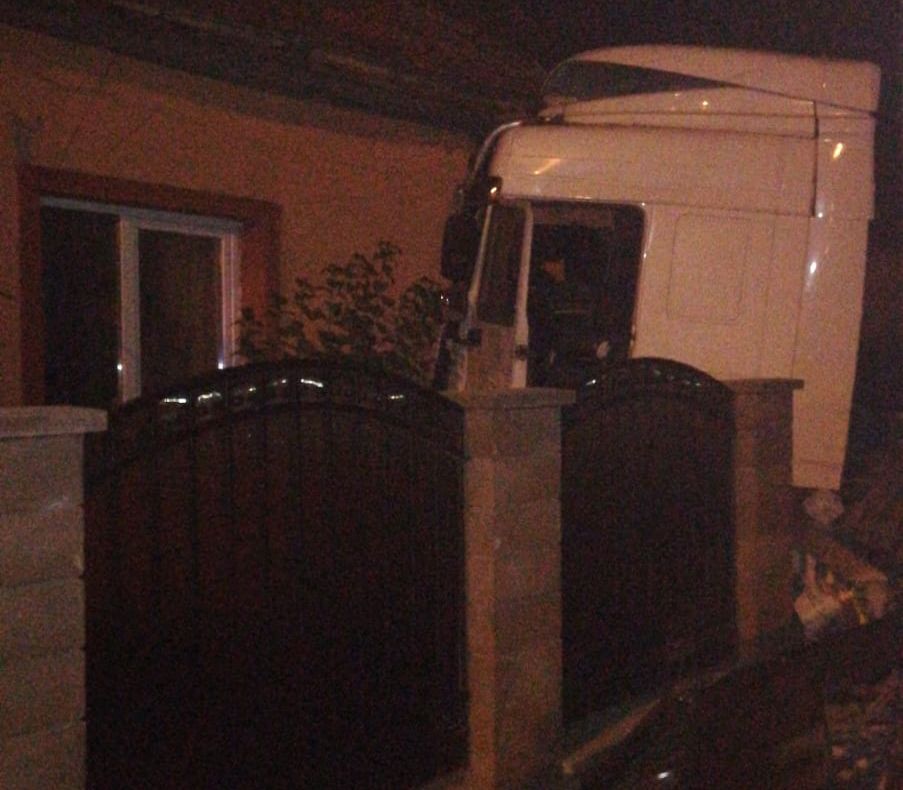 AZI NOAPTE: Un TIR a ieșit de pe drum și a rupt branșamentul de gaz din Sângeorgiu de Mureș