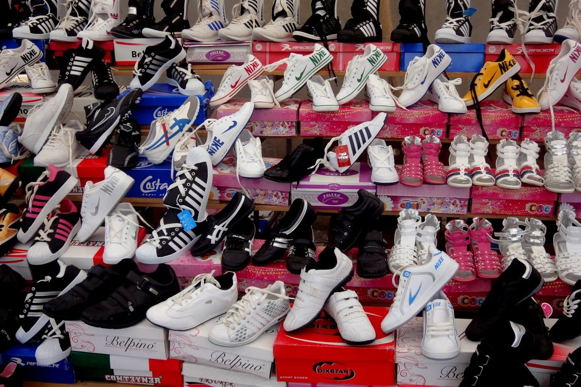 Mărfuri fake confiscate de polițiști în piața de vechituri