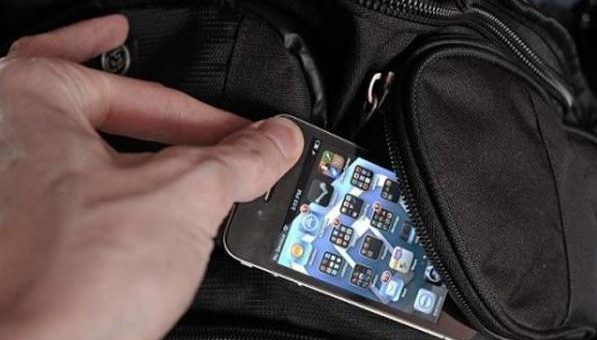 A fost reținut, după ce a furat două telefoane mobile