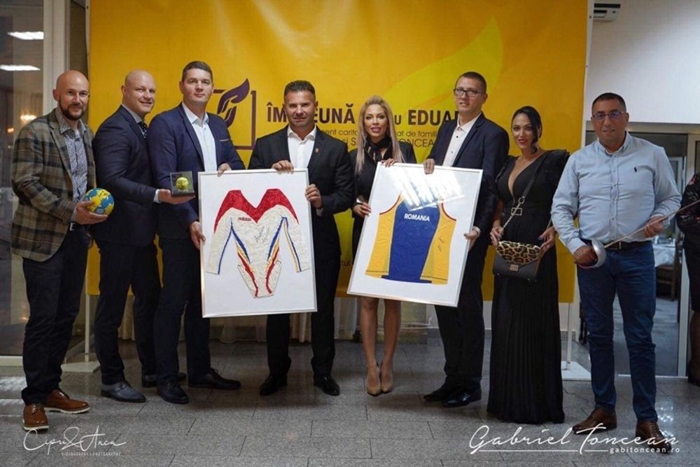 O minge cu autograful Simonei Halep, licitată pentru salvarea micuțului Eduard Valentin