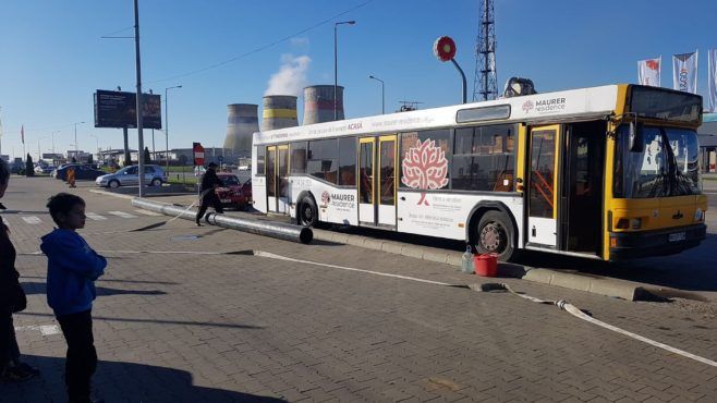 Un autobuz S-A APRINS în stația de la Promenada Mall