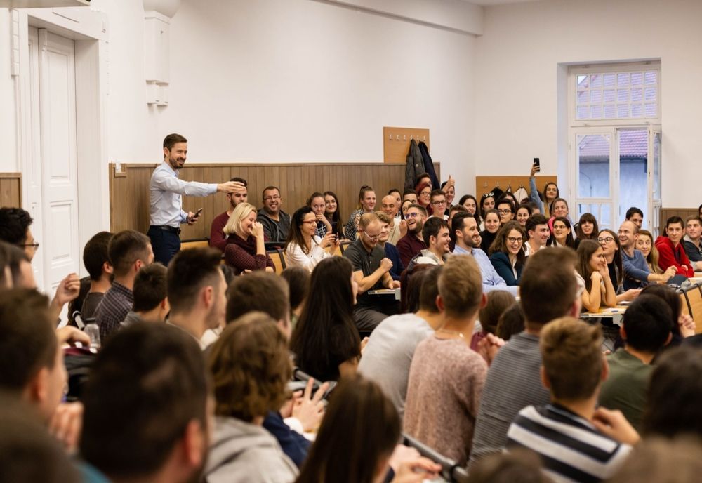 DESPRE VORBITUL ÎN PUBLIC. Studenții mureșeni, total captivați de un seminar de gestionare a emoțiilor