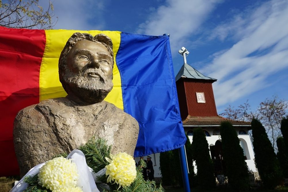 Deputatul Marius Pașcan a finanțat ridicarea unui bust al poetului Adrian Păunescu