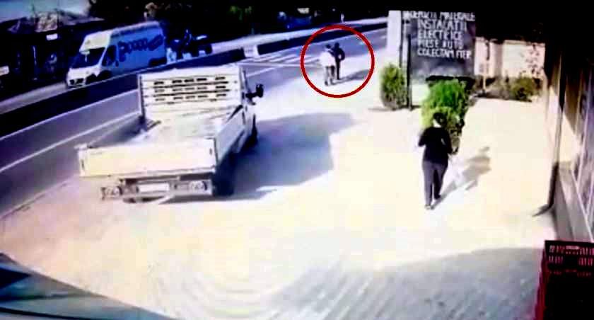 Un șofer beat lovit o ambulanță care circula regulamentar