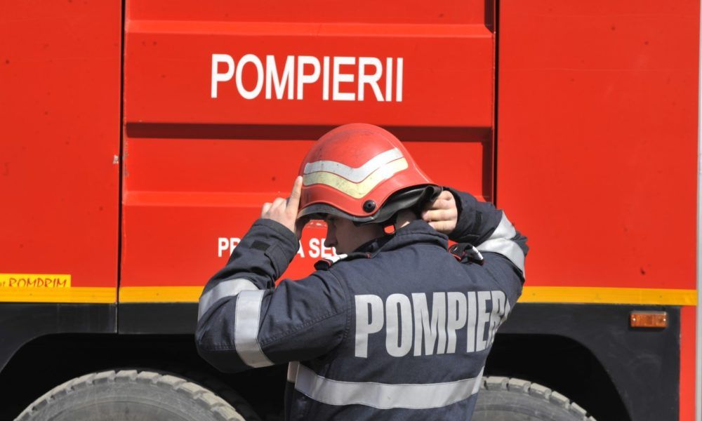 Trimiși de un inconștient: pompierii au revenit la bază, după un apel fals la 112