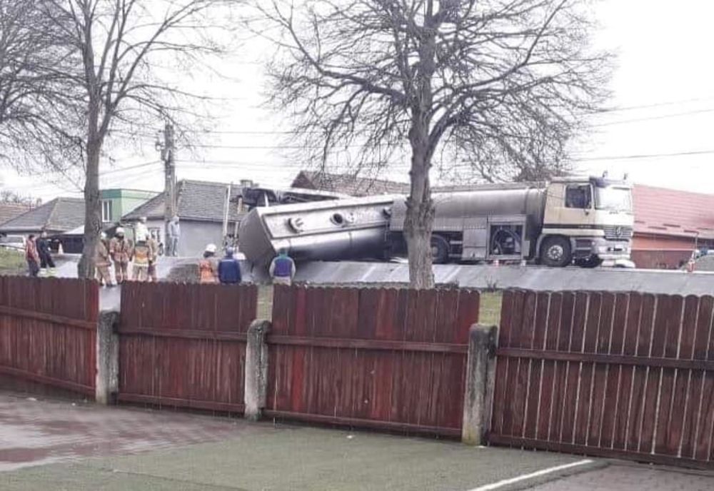 Cisternă cu lapte, răsturnată la Chendu! Trafic blocat