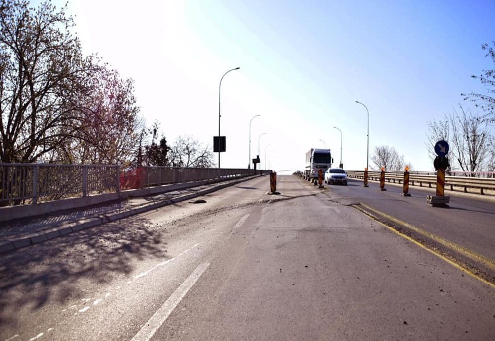 TÂRGU MUREȘ: Pe perioada stării de urgență se lucrează la podul peste Mureș