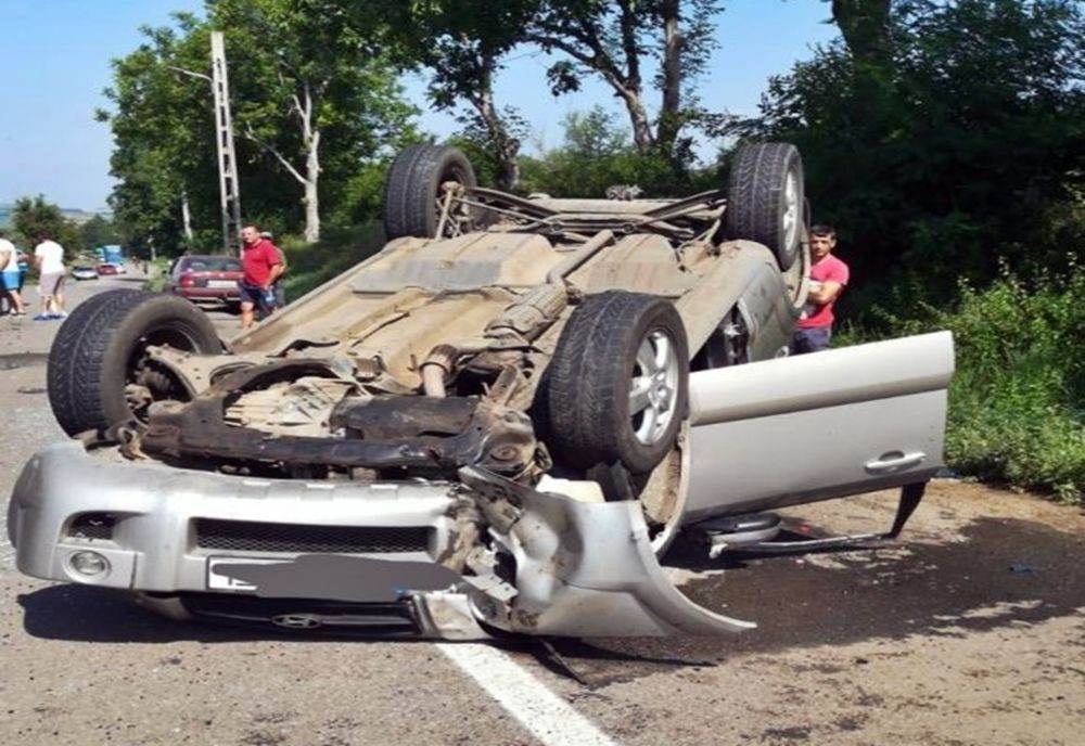 Autoturism răsturnat pe DN 152A! Ocupanții autovehiculului au scăpat ca prin urechile acului, teferi