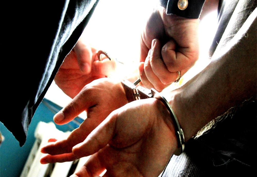 Bărbat din Sighişoara reţinut după ce şi-a legat şi tras câinele după maşină