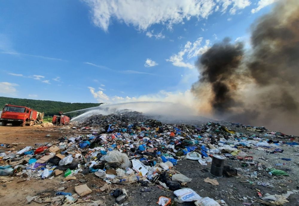 FOTO | Incendiul de la groapa de gunoi din Sighișoara a fost lichidat după aproape 5 zile