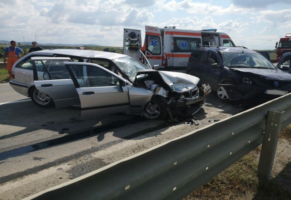 FOTO | Accident frontal în judeţul Mureş! Trei persoane au fost rănite şi au ajuns la spital