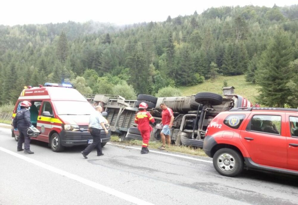 Accident în judeţul Mureş! Un TIR s-a răsturnat după impactul cu un autoturism