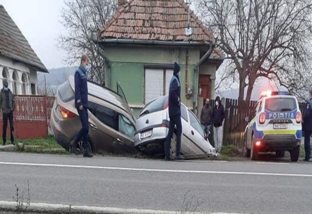 FOTO | Accident în Gorneşti! Două maşini au ajuns în şanţ