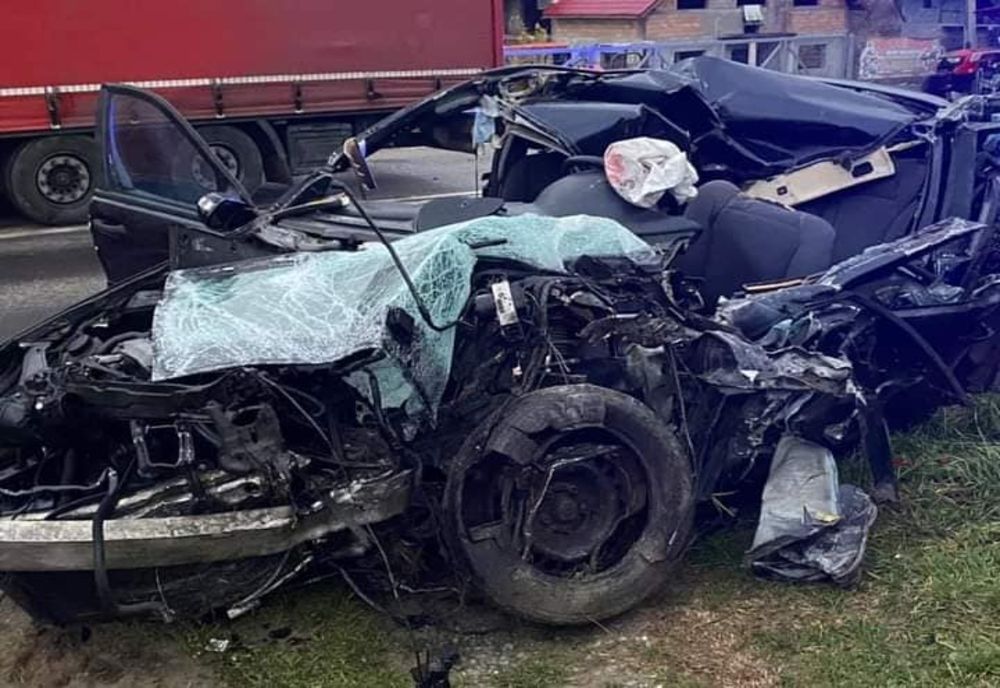 FOTO | Grav accident în Sângeorgiu de Pădure! O persoană a murit după un impact frontal