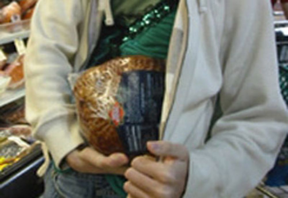 Bărbat arestat după ce a furat bani şi bunuri dintr-un magazin din Târnăveni