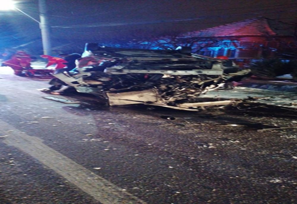 FOTO | Grav accident în judeţul Mureş! O persoană moartă şi alte două rănite după ce s-au răsturnat cu maşina