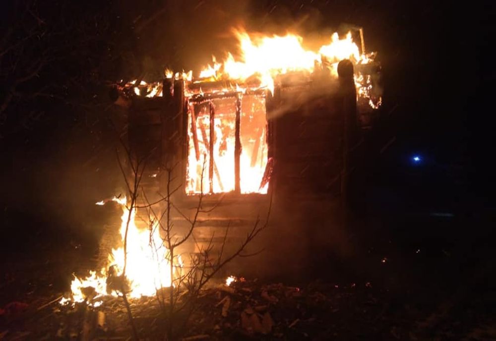 FOTO | Casă distrusă de incendiu în localitatea Petelea