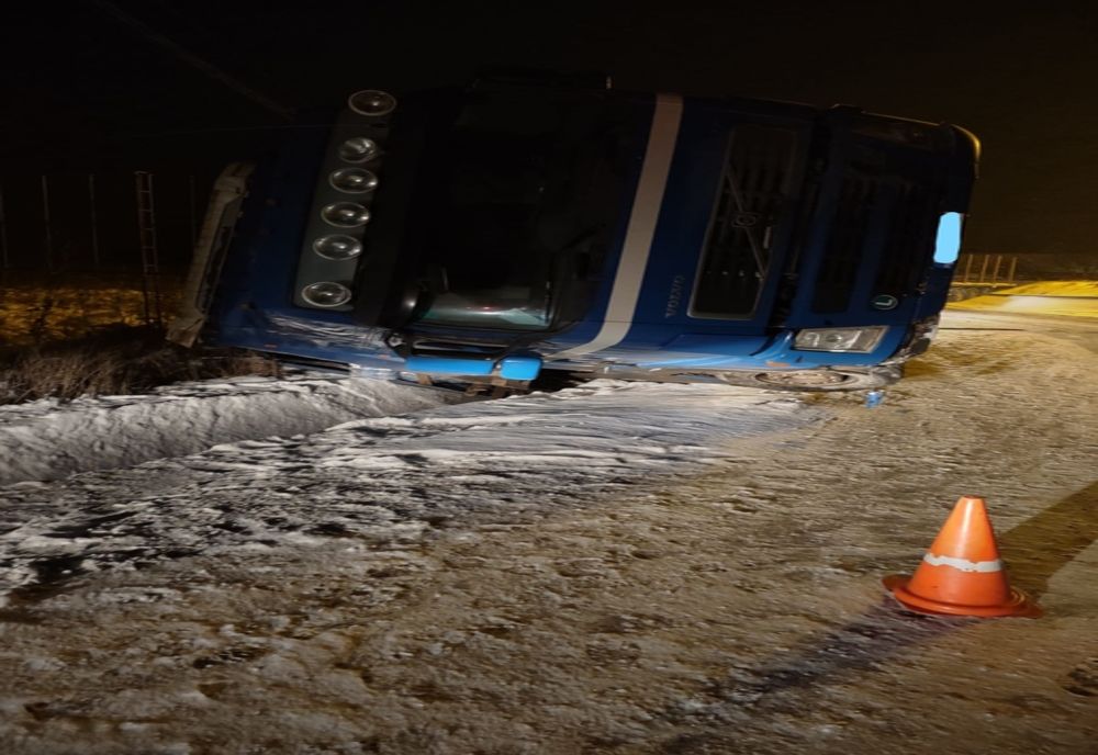 FOTO | Autotren răsturnat, în această dimineaţă, pe DN15 în localitatea Ernei