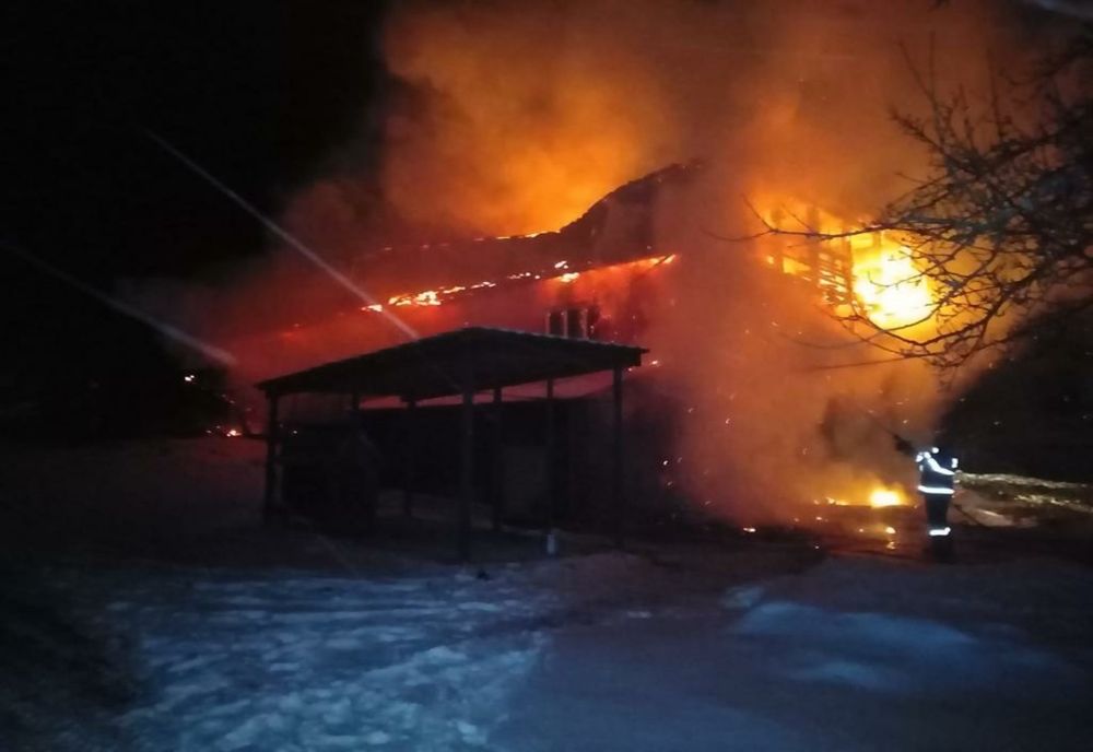 FOTO: Incendiu violent în Lunca Bradului! O casă a fost făcută scrum