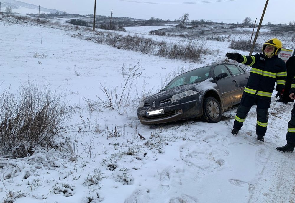 FOTO | Accident în Mureni după ce o maşină a ieşit în decor! Au intervenit pompierii din Sighişoara