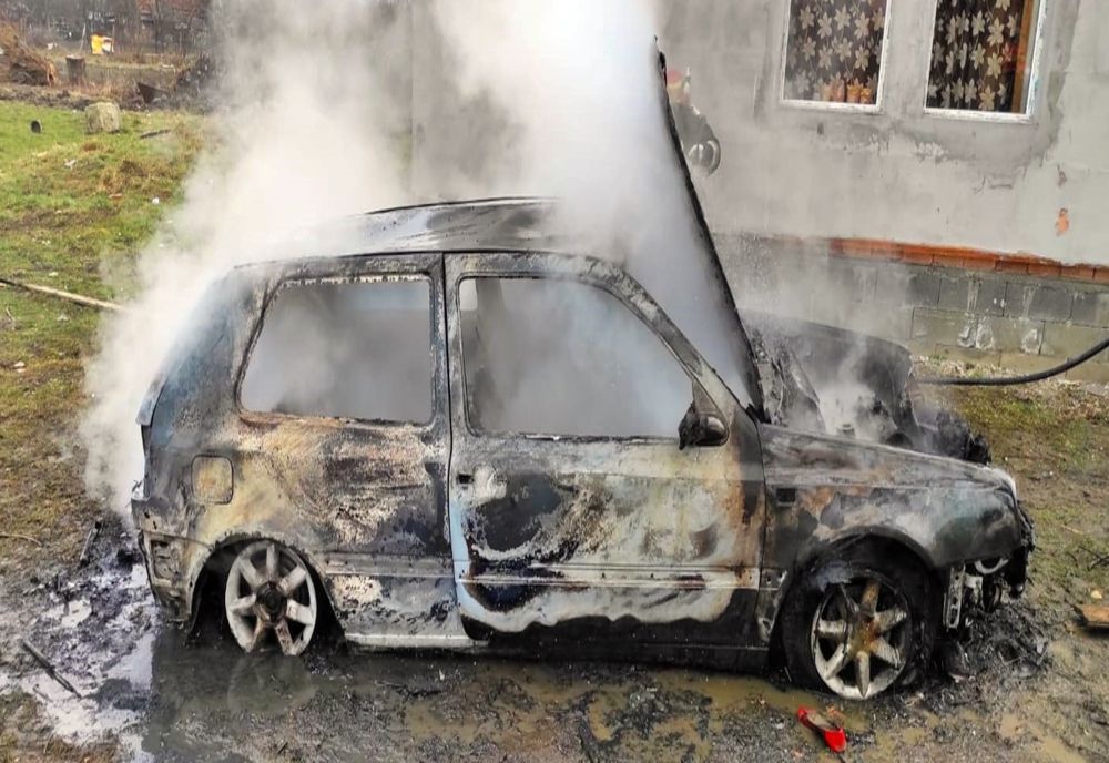Autoturism, făcut scrum, într-un sat din Mureș