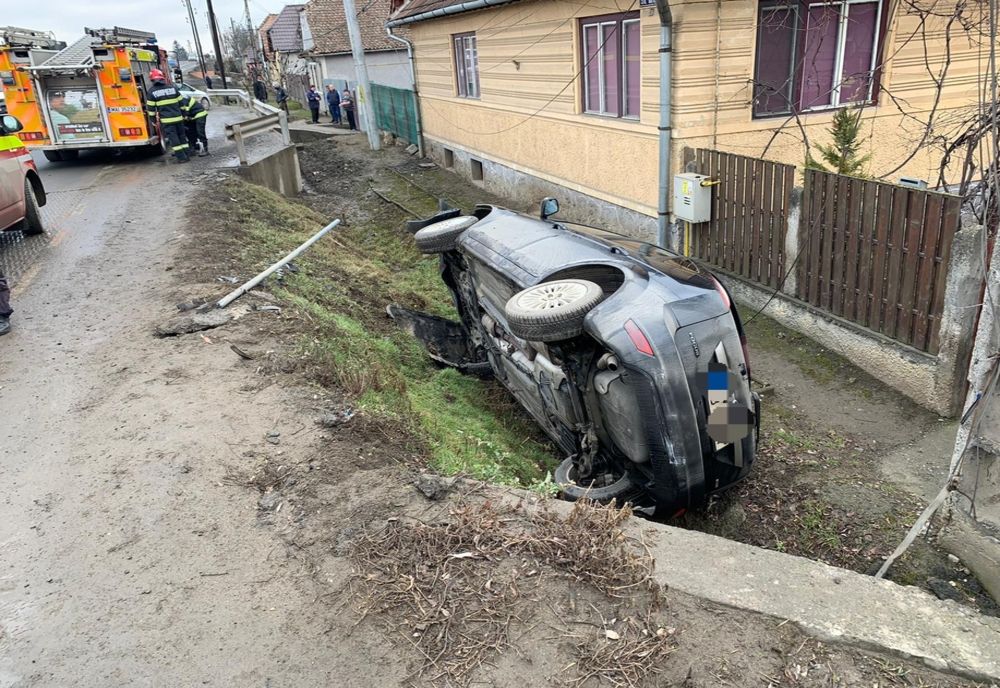 FOTO | Accident pe E60 între Sighişoara şi Albeşti: maşină răsturnată în şanţ
