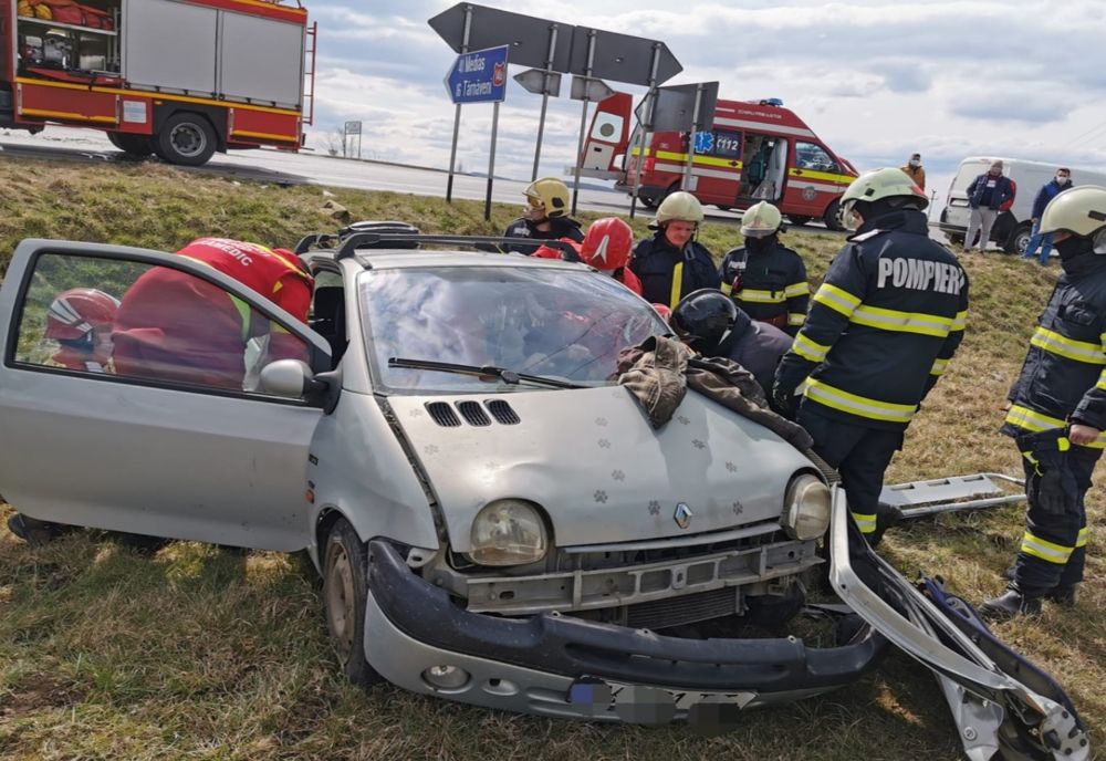 FOTO | Accident lângă Iernut! O persoană rănită grav după impactul dintre un autoturism şi o autoutilitară