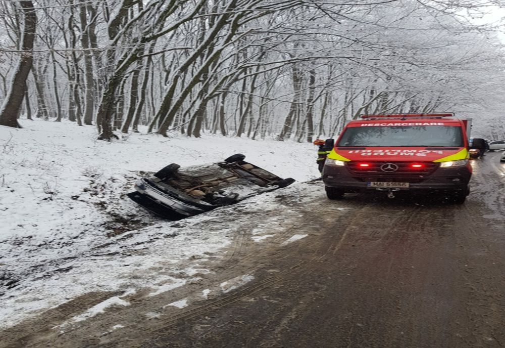 FOTO | Accident rutier în Maiad! Un bărbat a fost rănit după ce s-a răsturnat cu maşina