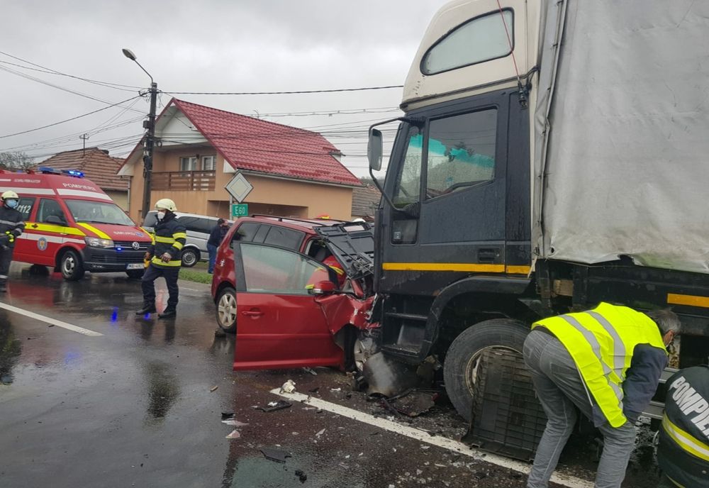 FOTO: Accident rutier în Corunca, între un autoturism și un autotren! O femeie este grav rănită