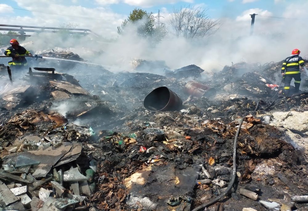 Incendiu la fosta groapă de gunoi din localitatea Cristești