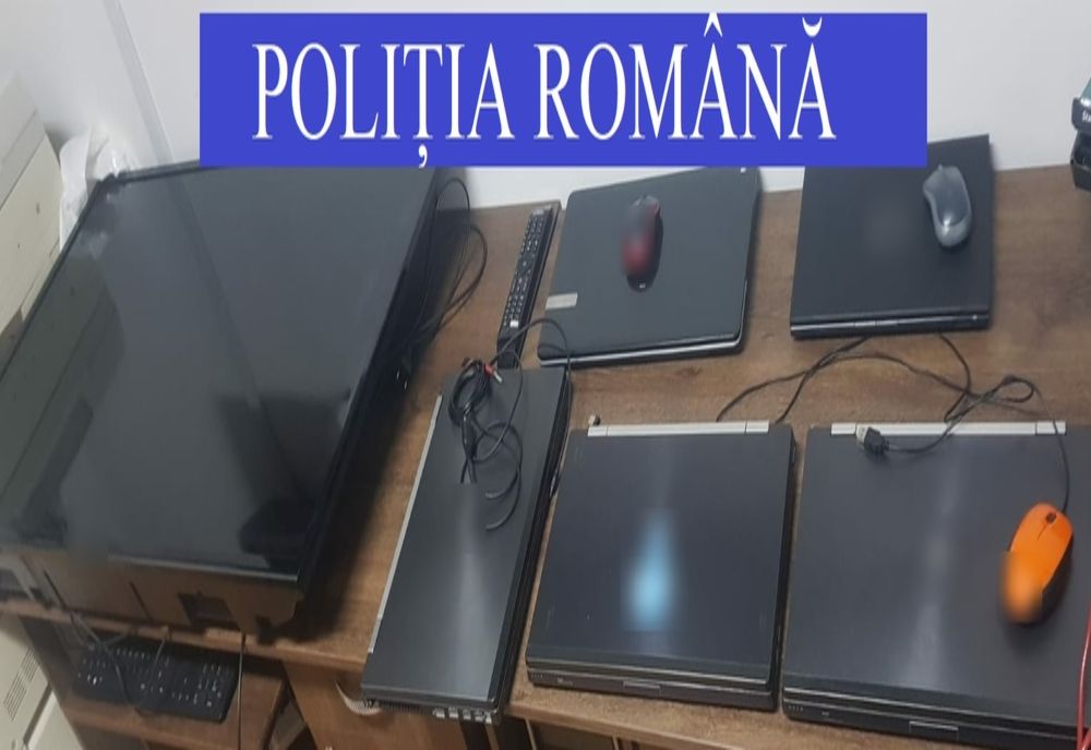 Trei bărbaţi reţinuţi după ce au furat laptop-uri dintr-o instituţie publică din Târgu Mureş