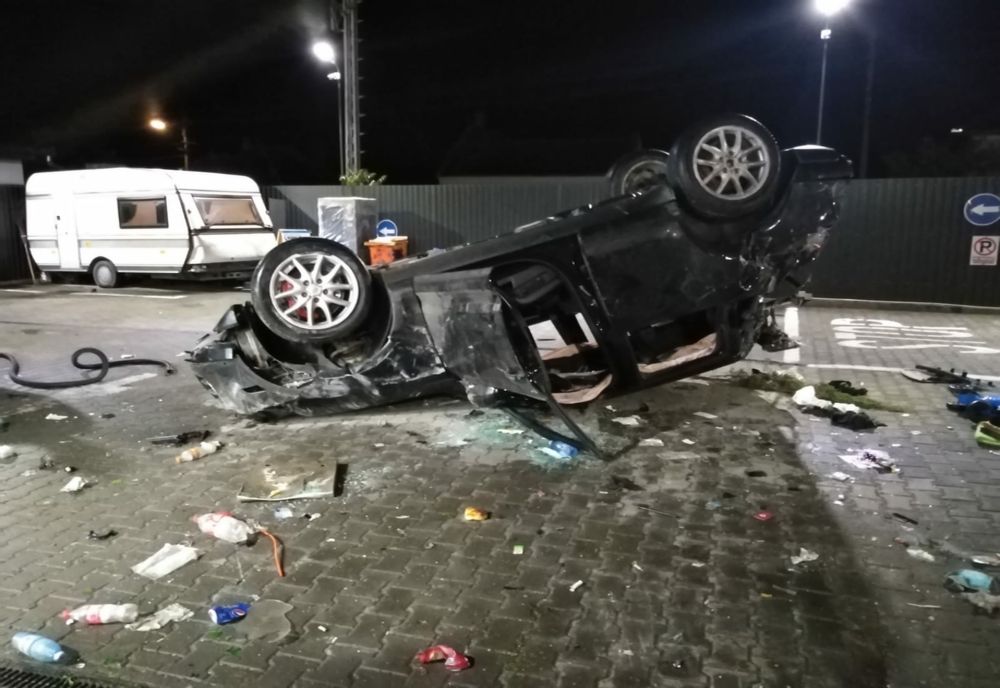 FOTO | Accident spectaculos în Luduș! Bărbat rănit după ce s-a răsturnat cu mașina