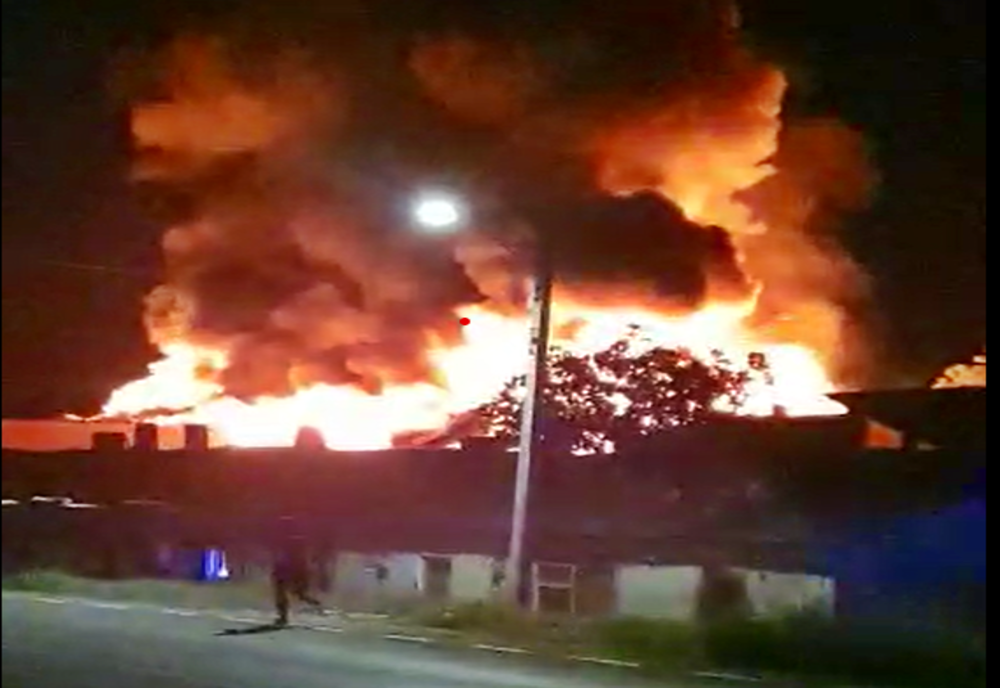 FOTO/VIDEO: Incendiu la fabrica de mobilă din localitatea  mureșeană Fântânele