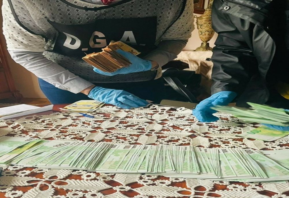 Șase cadre medicale și un funcționar public din Mureș, cercetați pentru luare de mită! Patru dintre inculpați riscă arestul preventiv