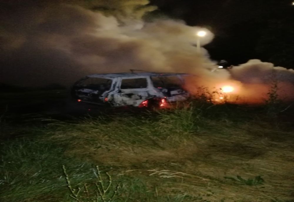 FOTO | Maşină distrusă de flăcări într-un sat din Mureş