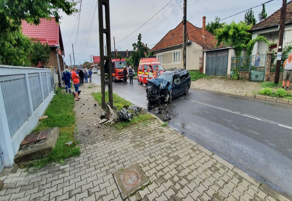 Autoturism intrat într-un stâlp de electricitate, în Luduș! O tânără, la spital, în stare gravă