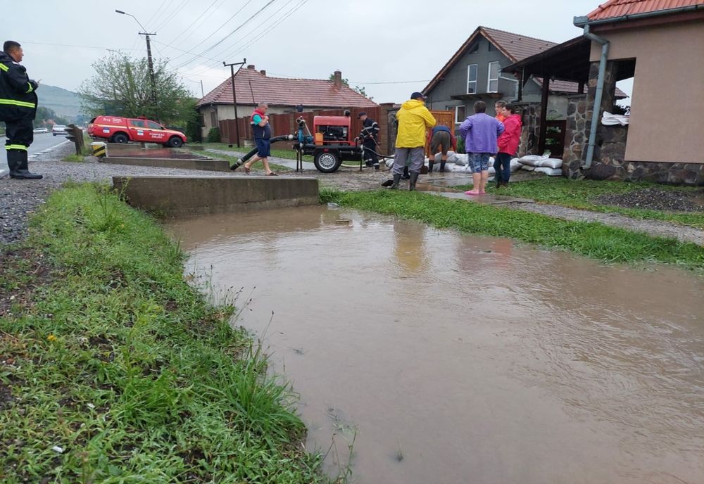 FOTO: Peste 70 de curți au fost inundate în urma ploilor torențiale căzute în județul Mureș