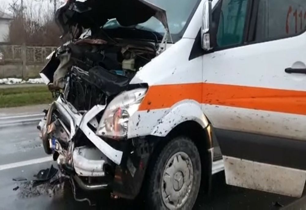 Accident în judeţul Mureş între o ambulanţă şi o maşină! O femeie a fost rănită şi a ajuns la spital