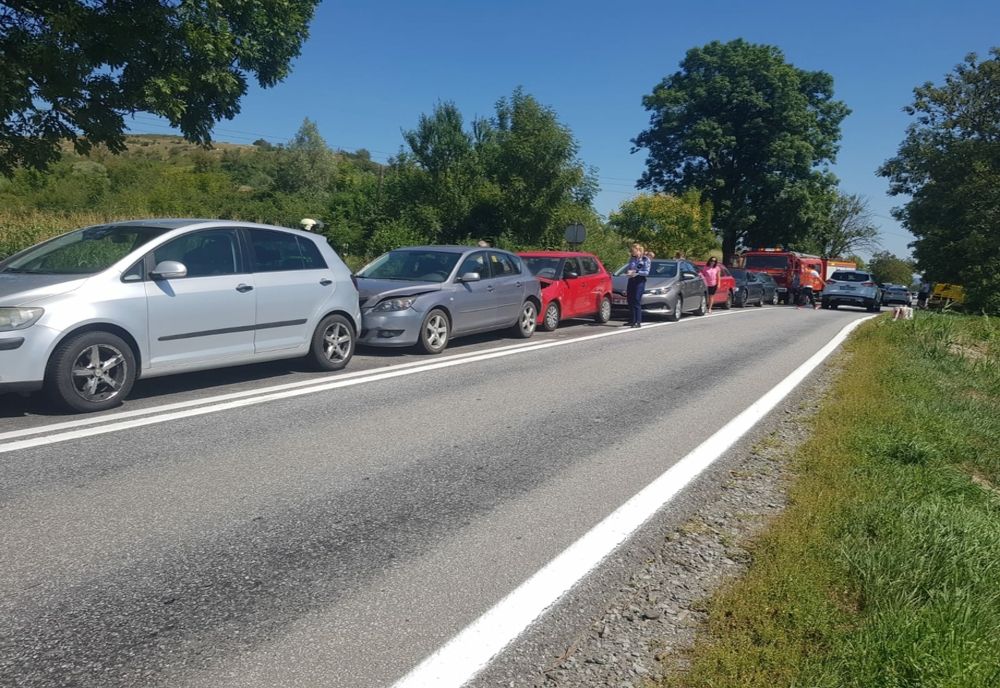 Carambol pe DN 13A, în Fântânele! 9 mașini s-au tamponat, în lanț