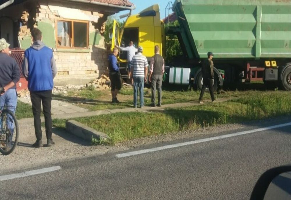 FOTO | Accident în judeţul Mureş: Un şofer de TIR din Republica Moldova a distrus o casă