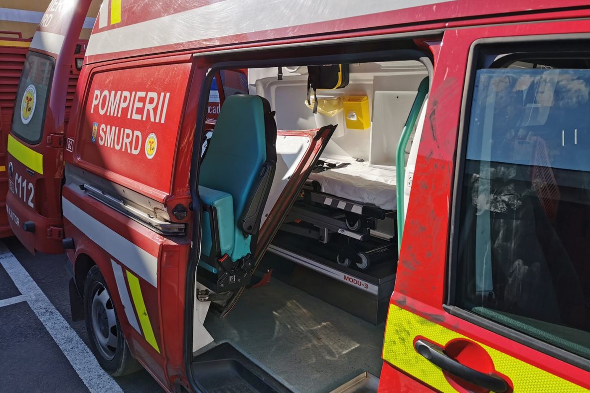 FOTO | Un bărbat beat, din Târgu Mureș, a agresat echipajul SMURD și a avariat ambulanța