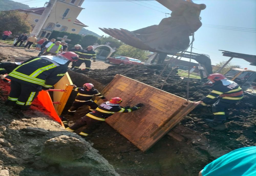 Persoană surprinsă sub un mal de pământ! Victima a fost resuscitată şi transportată cu elicopterul SMURD la spital (FOTO)