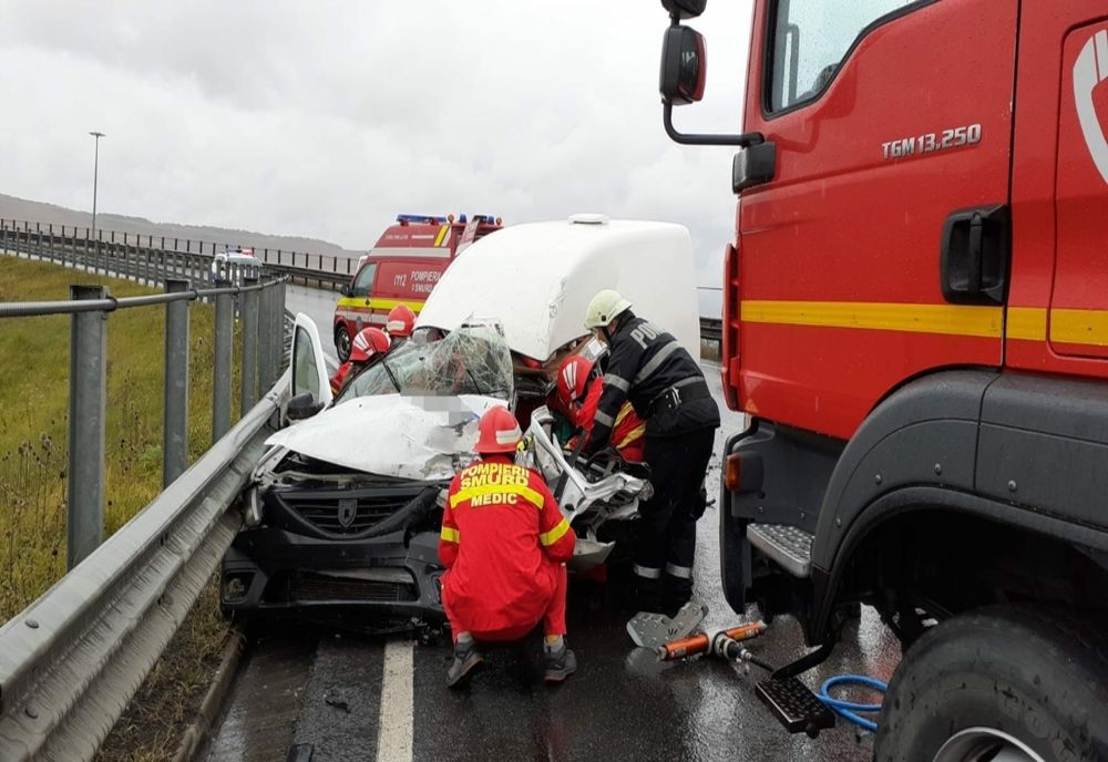 Accident pe A3! Un tânăr din Mureş a fost rănit după ce s-a izbit cu maşina de un autotren (FOTO)