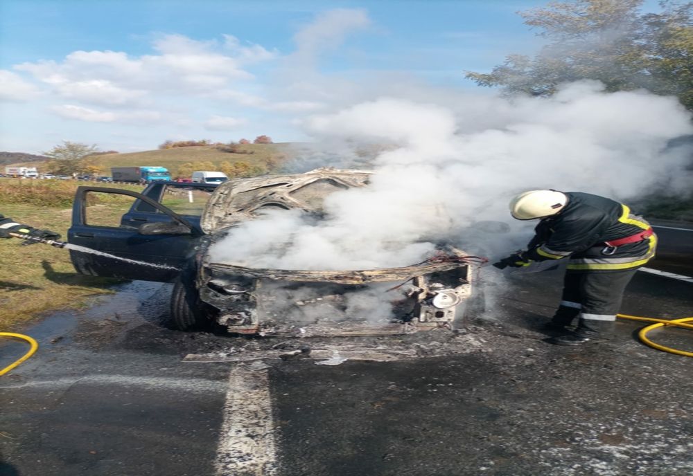 Maşină distrusă de un incendiu în Saschiz (FOTO)