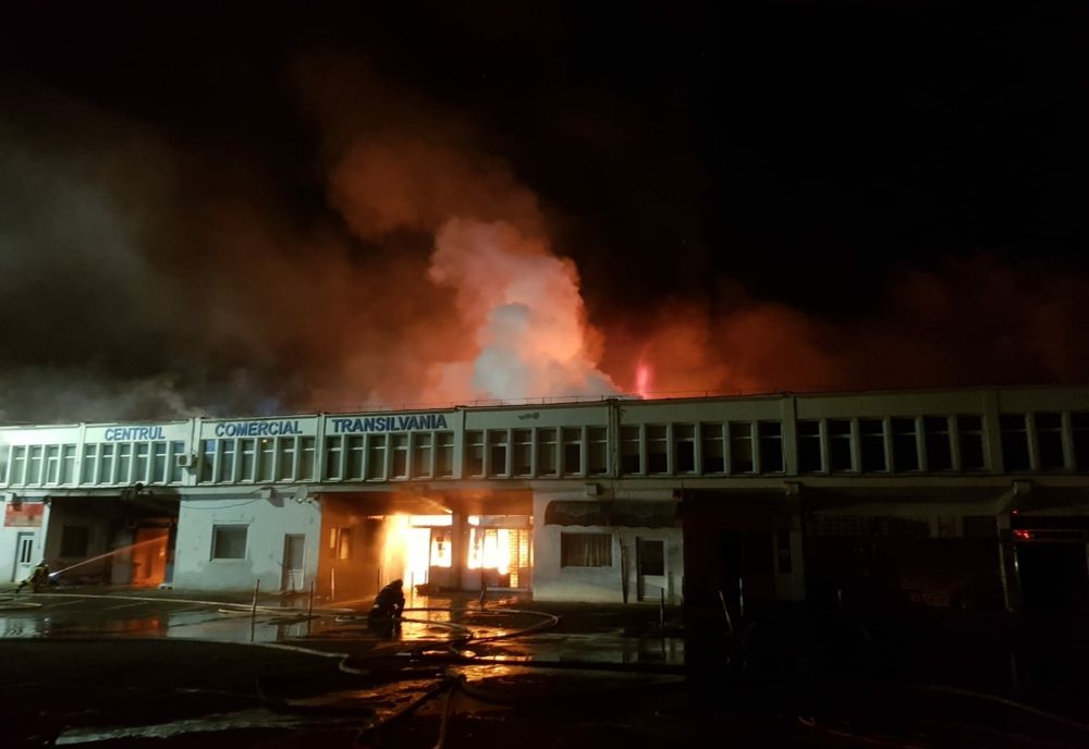 FOTO: Incendiu violent la Centrul Comercial "Transilvania" din Târgu Mureș! Flăcările se manifestă violent, iar tavanul depozitului s-a prăbușit
