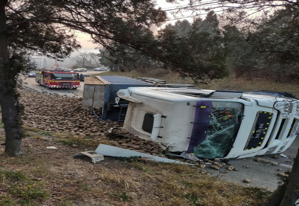 Un autotren încărcat cu sfeclă s-a răsturnat în Sighişoara! Traficul este blocat (FOTO)