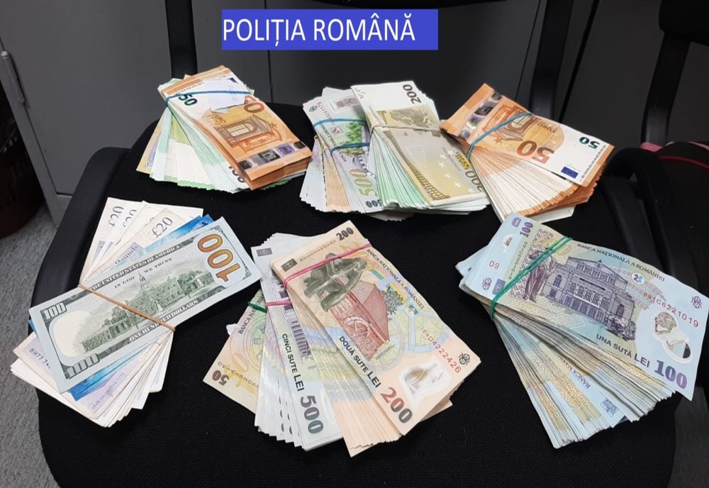 Percheziţii în Mureş! Poliţiştii au confiscat 55.000 de euro, arme, muniţie şi trofee de vânat (FOTO)