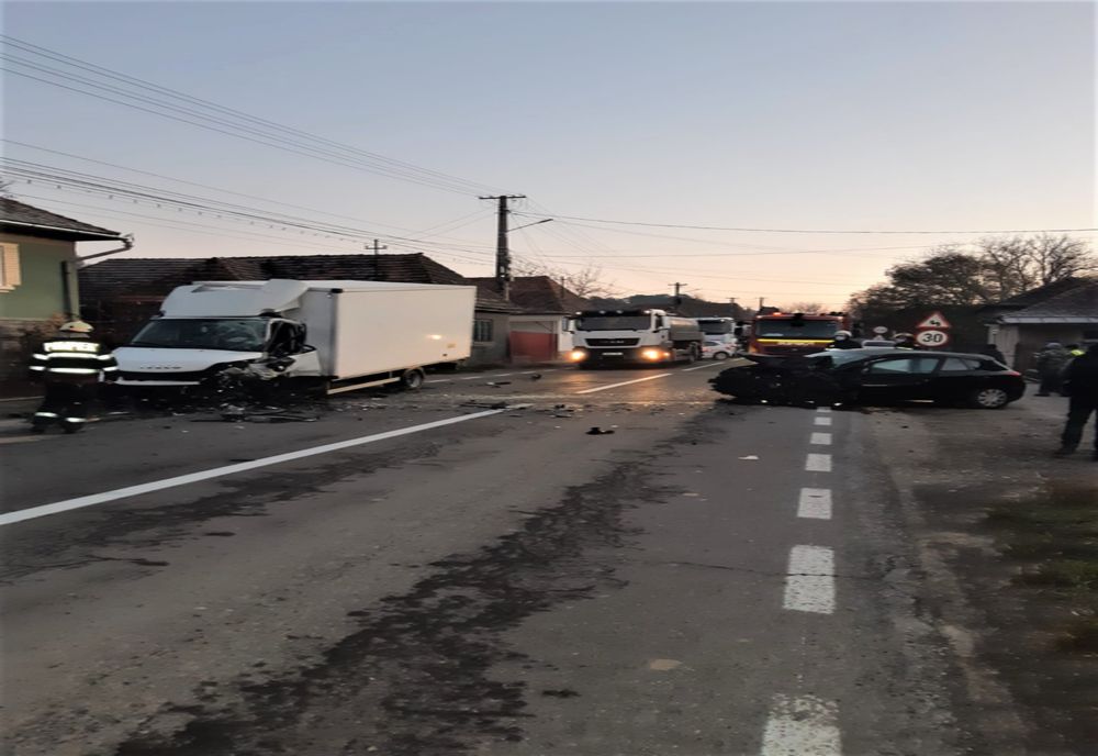 Accident pe DN13A în Chibed! O femeie din Gheorgheni a fost rănită după impactul dintre un autoturism şi o autoutilitară (FOTO)